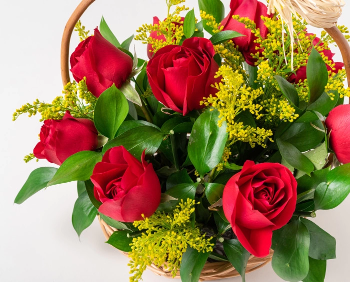 Cesta com 9 Rosas Vermelhas, Chocolate e Espumante - Imagem 2